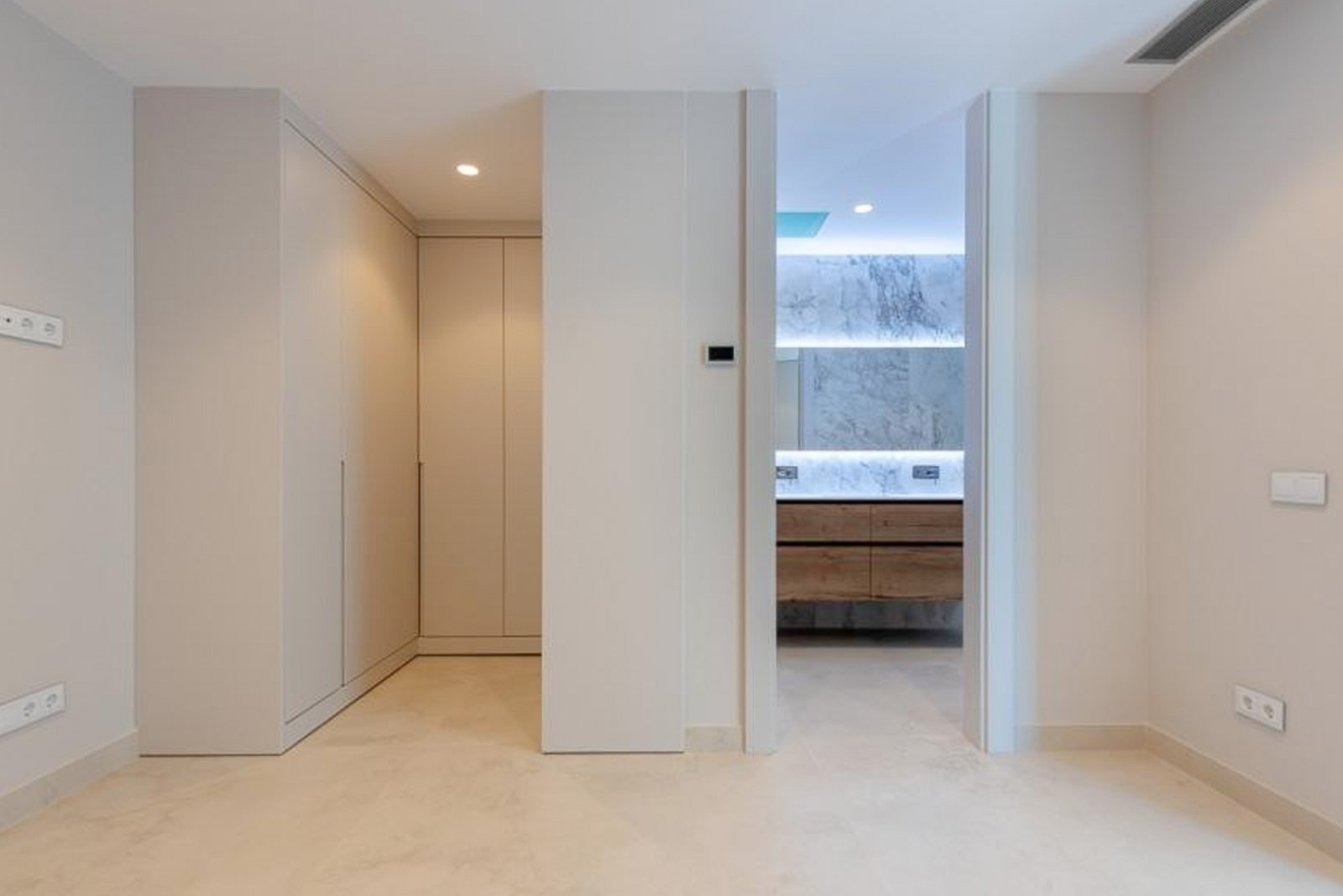 8244BEN Duplex-Wohnung in erster Meereslinie mit direktem Meerblick zum Verkauf in Benidorm.