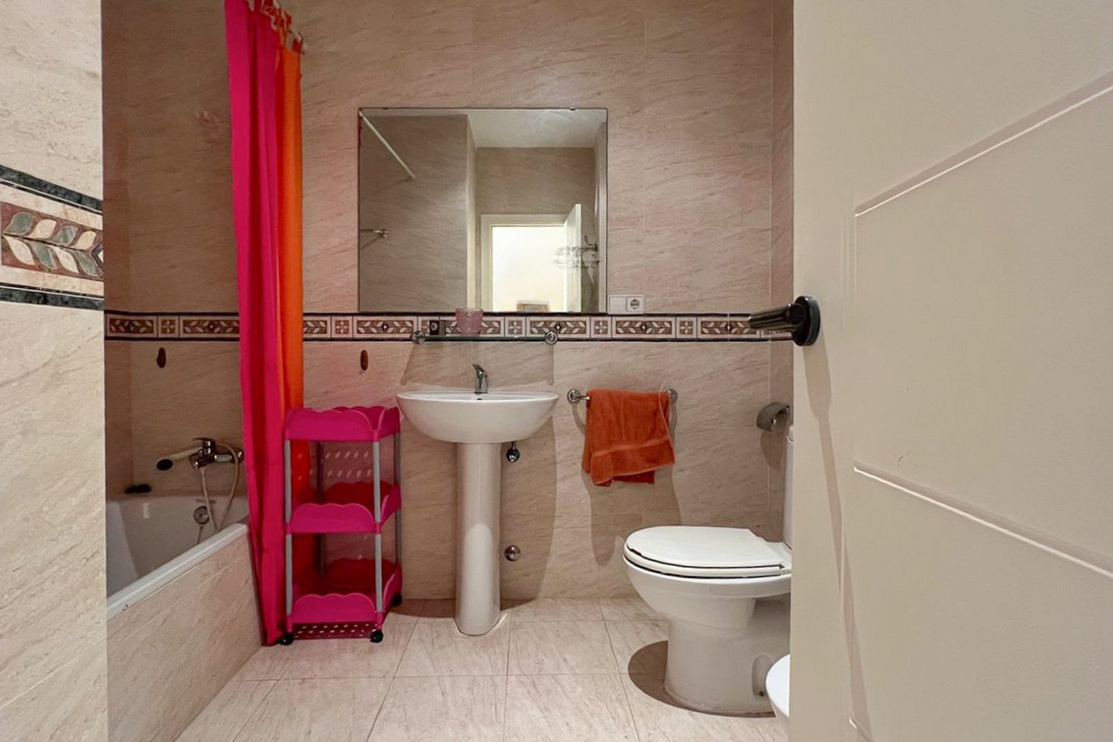 8269DEN Duplex-Penthouse mit Terrasse und teilweisem Meerblick zu verkaufen in Las Marina, Denia.