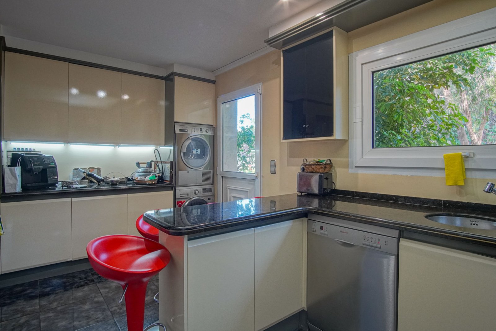 C3XY8287DEN Villa mit Pool zum Verkauf in Denia, mit teilweisem Blick auf die Berge und die Burg.