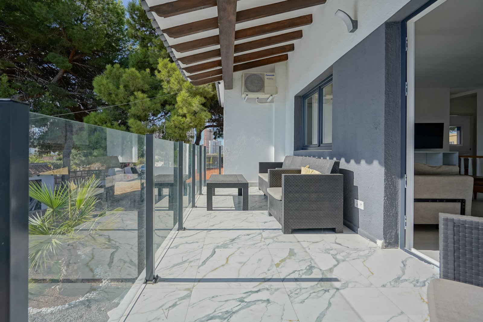 C3XY4574CAL Renovierte Villa mit 5 Schlafzimmern zu verkaufen, 500 m vom Strand und Zentrum von Calpe entfernt