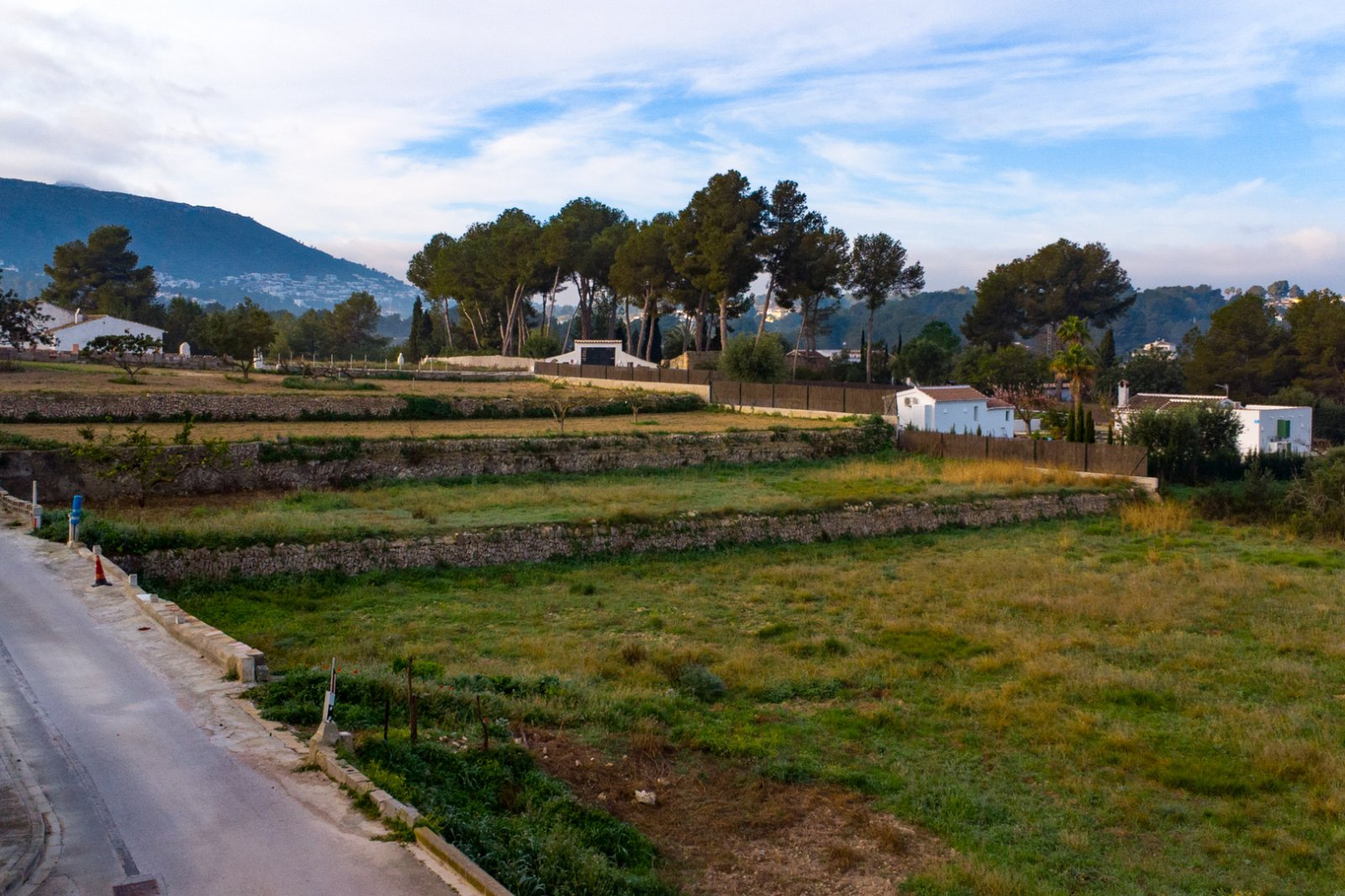 4628JAV Traditionelle Finca mit mehreren Grundstücken zum Verkauf in Pinosol-Las Laderas, Jávea