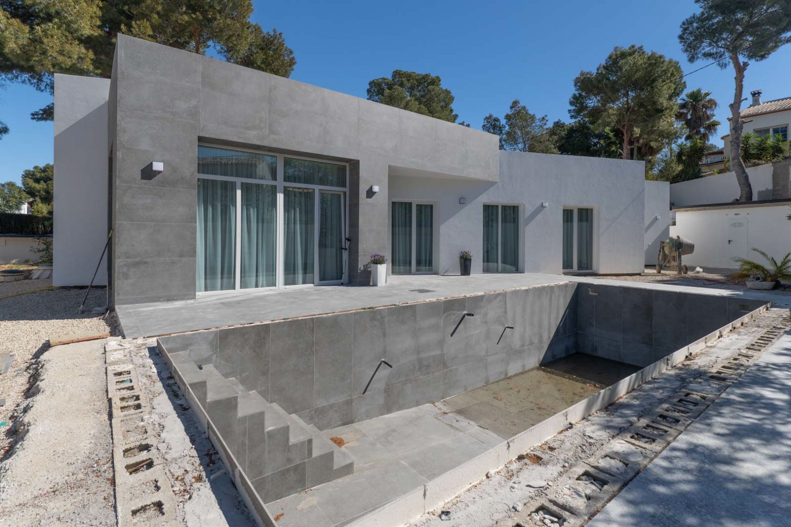 8329CAL Moderne, noch nicht fertiggestellte Villa in Calpe zu verkaufen.