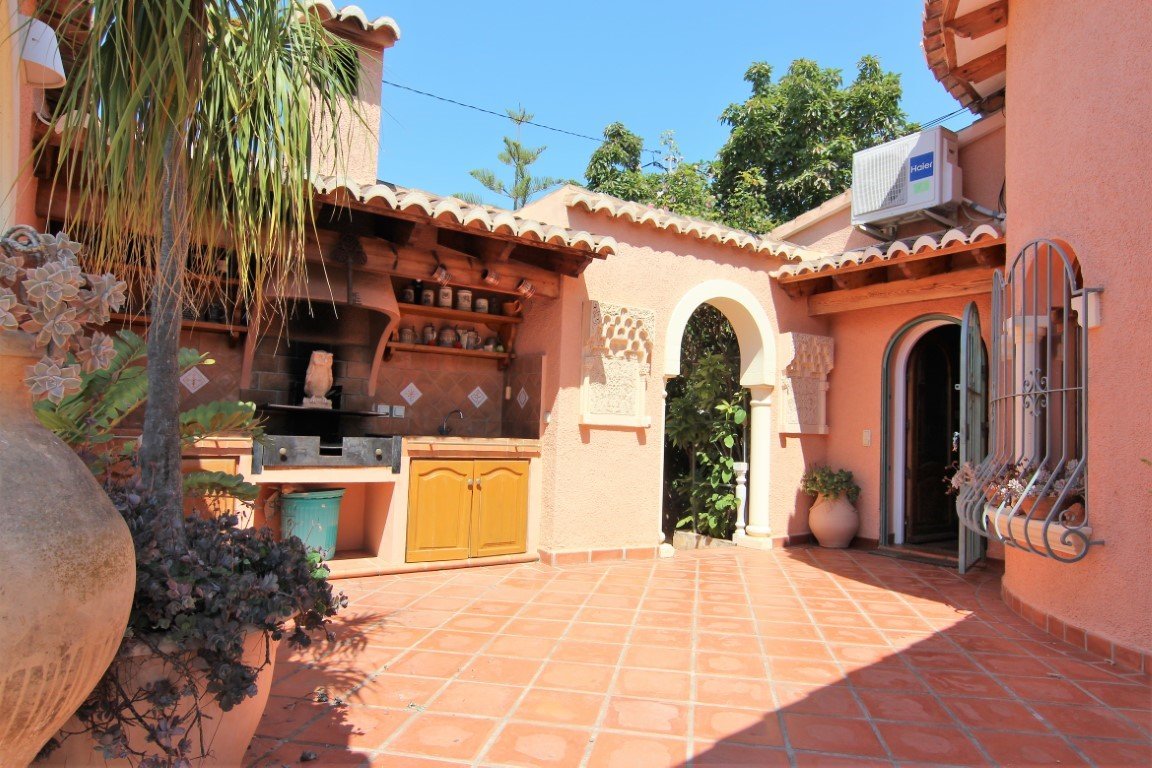 6197BEN Schöne 8 Schlafkamer Villa nur wenige Gehminuten vom Meer entfernt zum verkauf in Benissa