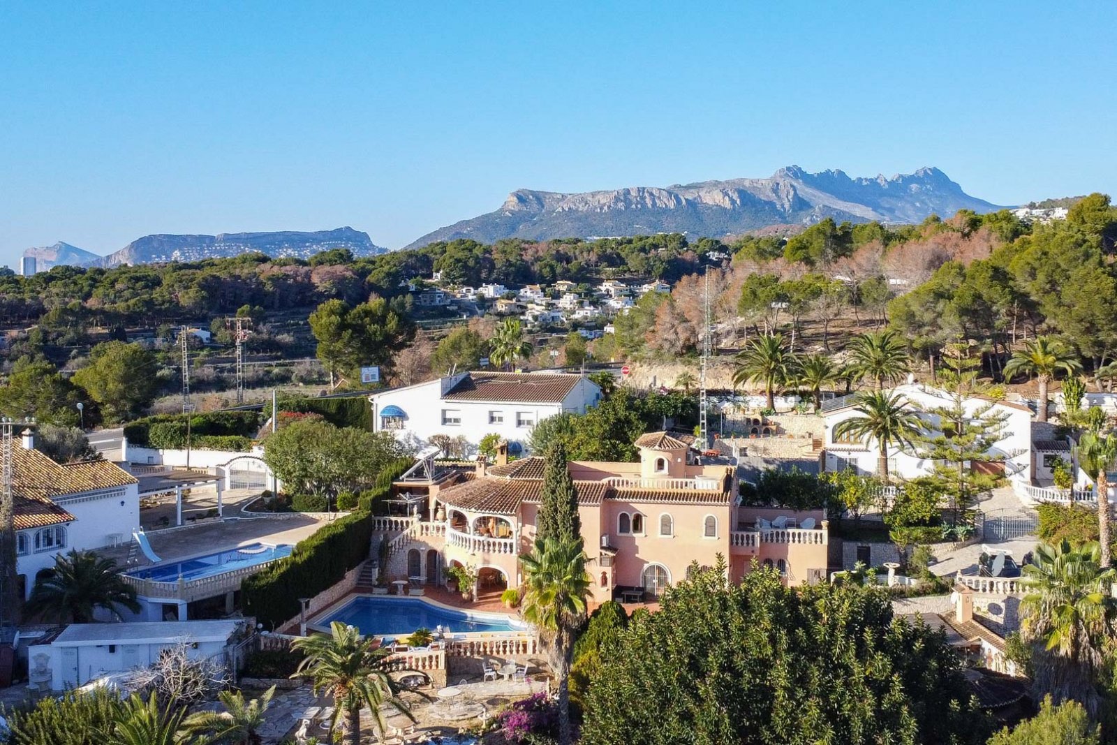 6197BEN Schöne 8 Schlafkamer Villa nur wenige Gehminuten vom Meer entfernt zum verkauf in Benissa