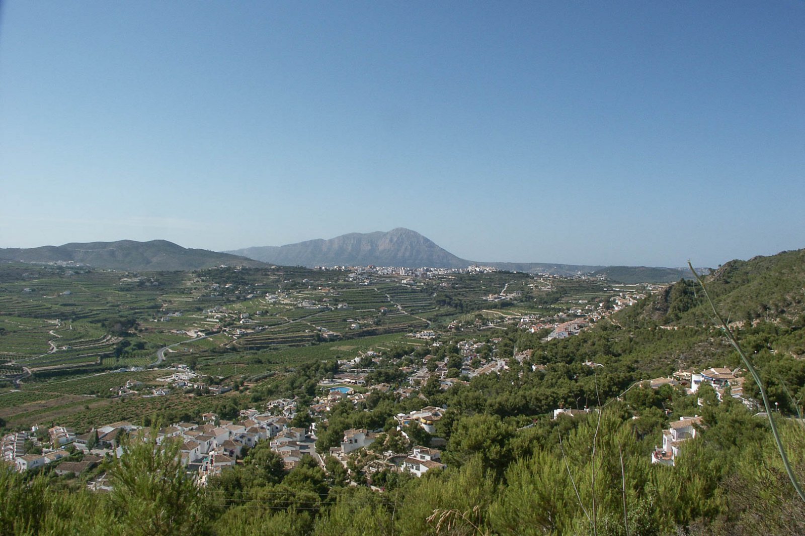 8243MOR Stadtgrundstück mit Panoramablick auf die Berge zum Verkauf in Moraira.