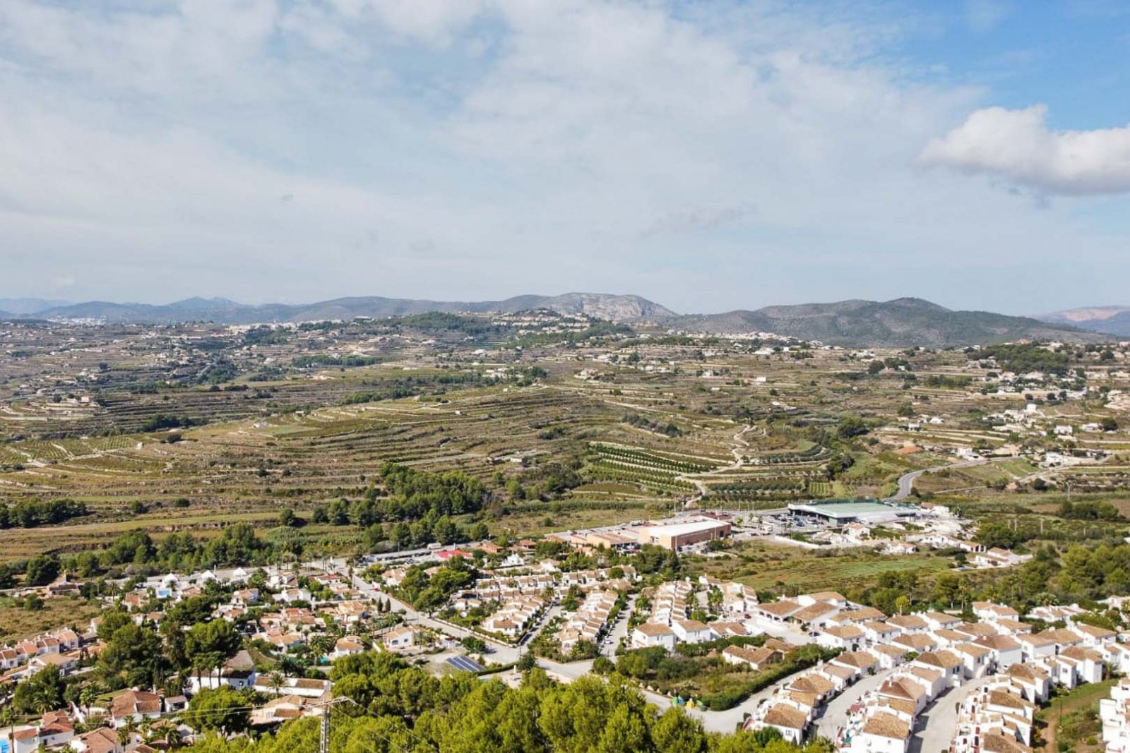 8243MOR Stadtgrundstück mit Panoramablick auf die Berge zum Verkauf in Moraira.