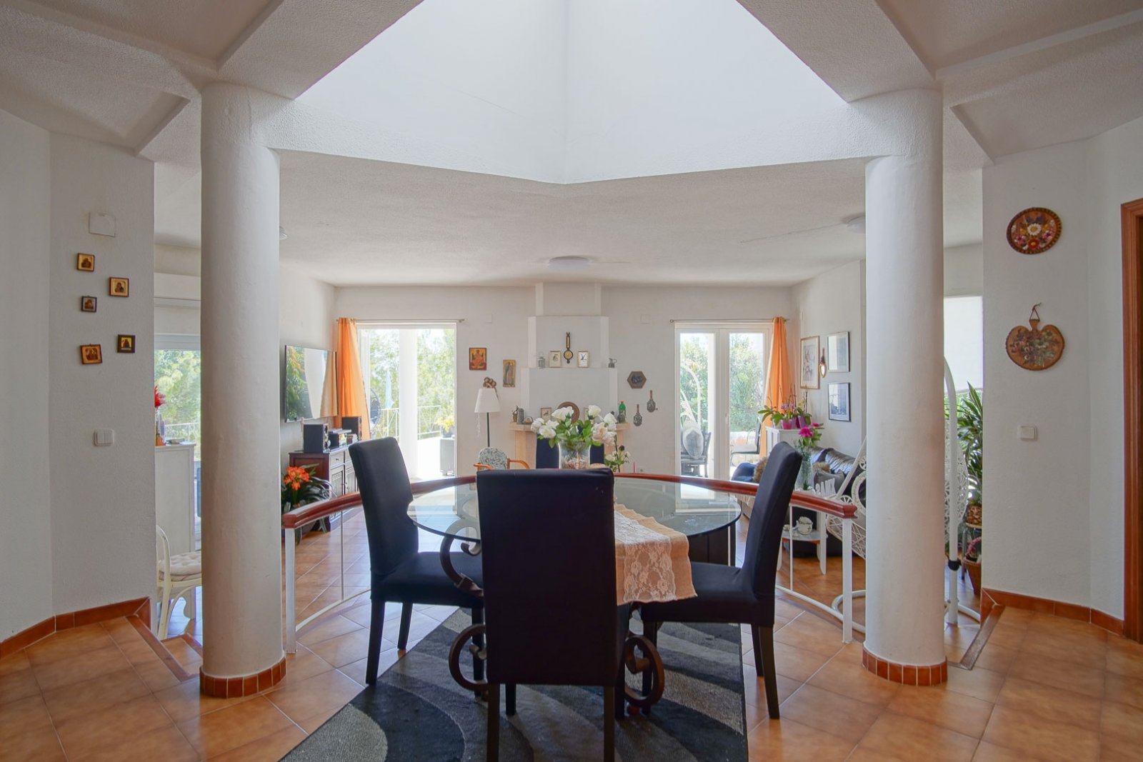 8256ALT Mediterrane Villa mit Teilblick auf das Meer und die Berge zum Verkauf in Altea.