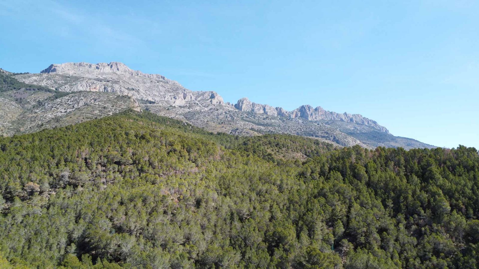 8256ALT Mediterrane Villa mit Teilblick auf das Meer und die Berge zum Verkauf in Altea.