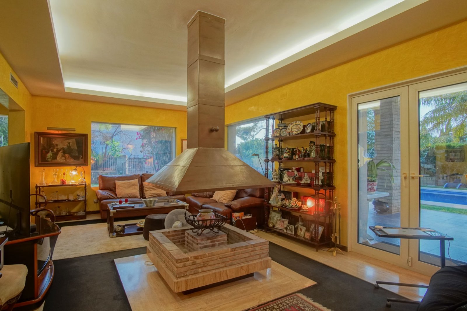 C3XY8287DEN Villa mit Pool zum Verkauf in Denia, mit teilweisem Blick auf die Berge und die Burg.