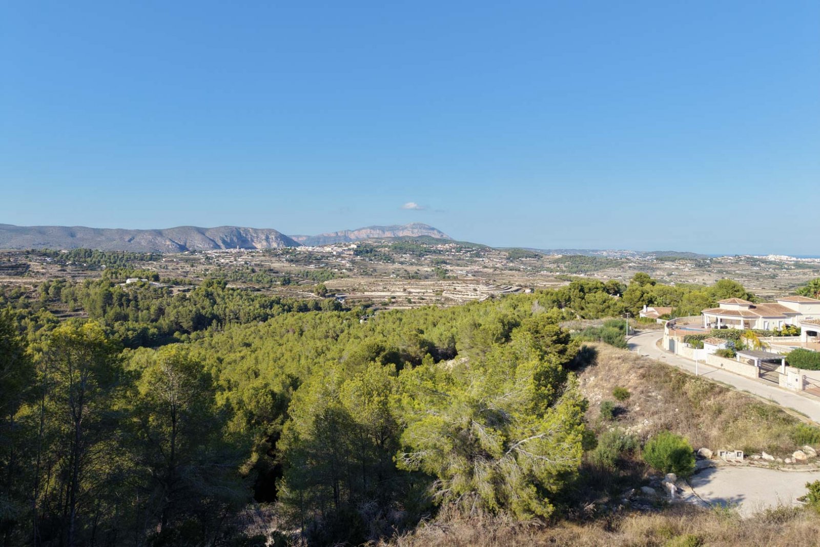 8303MOR Stadtgrundstück mit freiem Blick auf die Berge und teilweise auf das Meer, zu verkaufen in Moraira.
