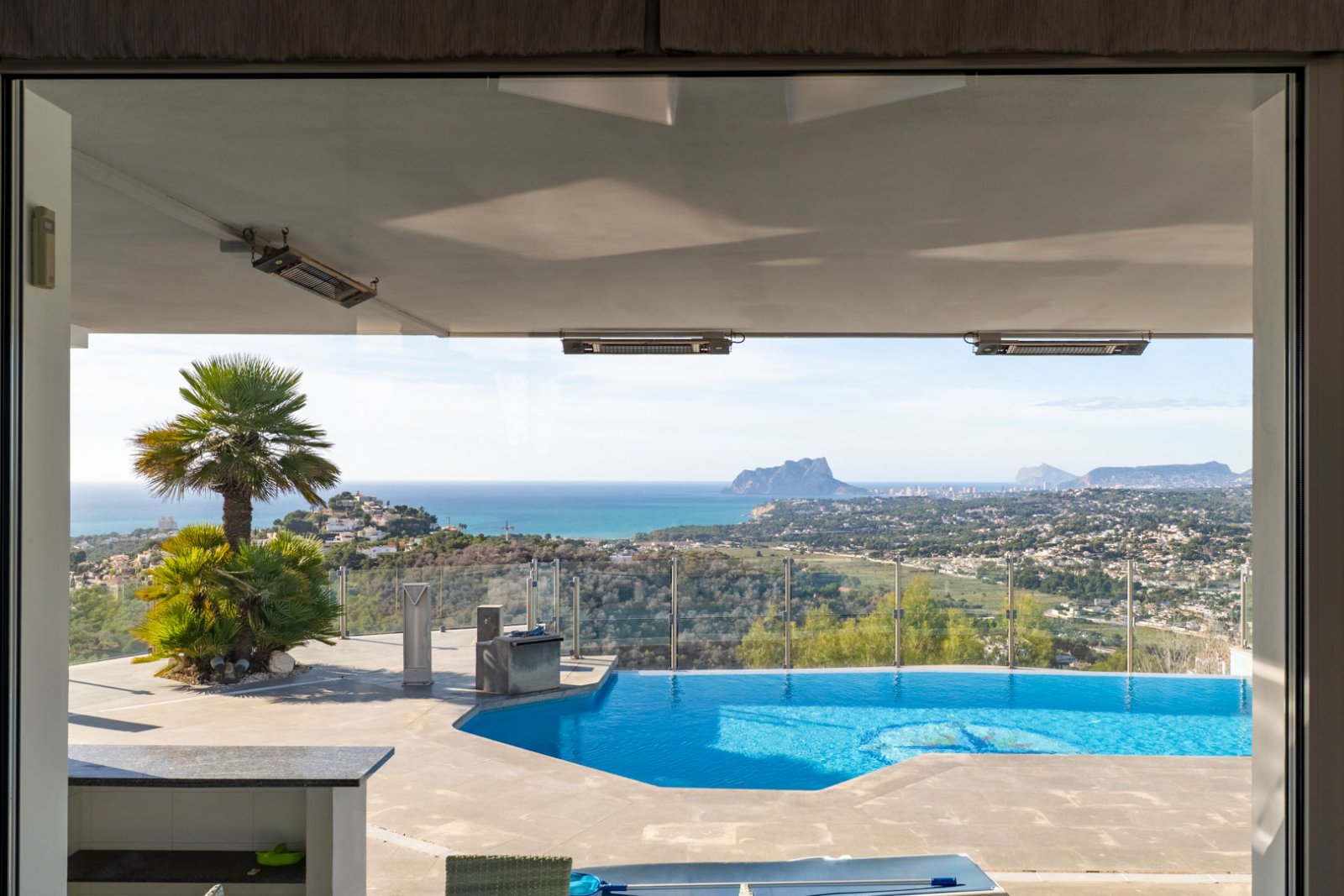 9005MOR Moderne Villa mit spektakulärem Meerblick in Moraira zu verkaufen.