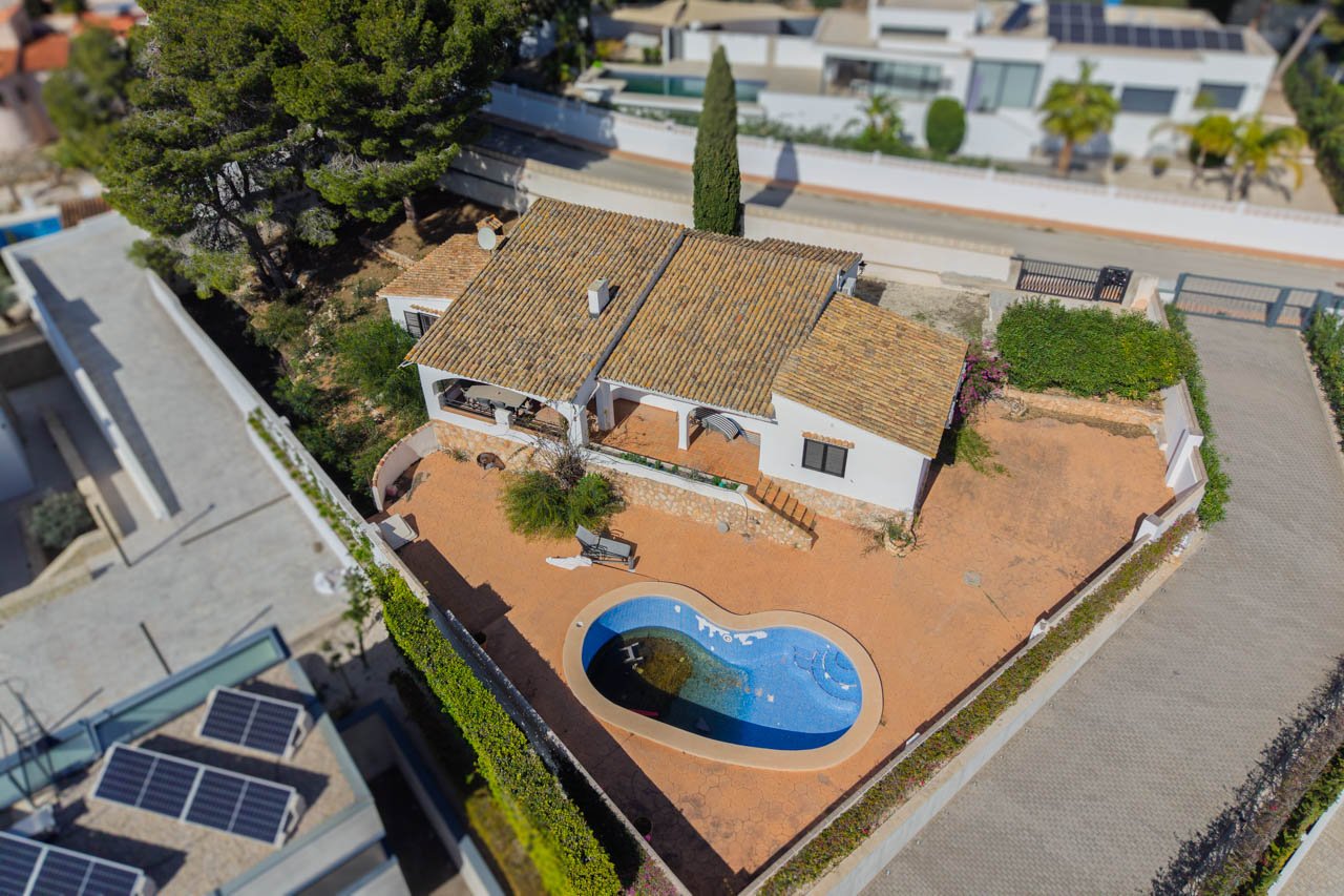 8318BEN Villa mit Renovierungsprojekt und Meerblick in Benissa zu verkaufen.