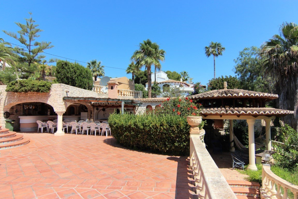 6197BEN Schöne 8 Schlafkamer Villa nur wenige Gehminuten vom Meer entfernt zum verkauf in Benissa