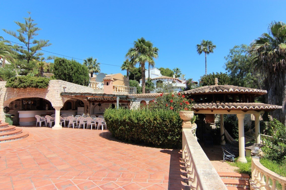 6197BEN Schöne 8 Schlafkamer Villa nur wenige Gehminuten vom Meer entfernt zum verkauf in Benissa