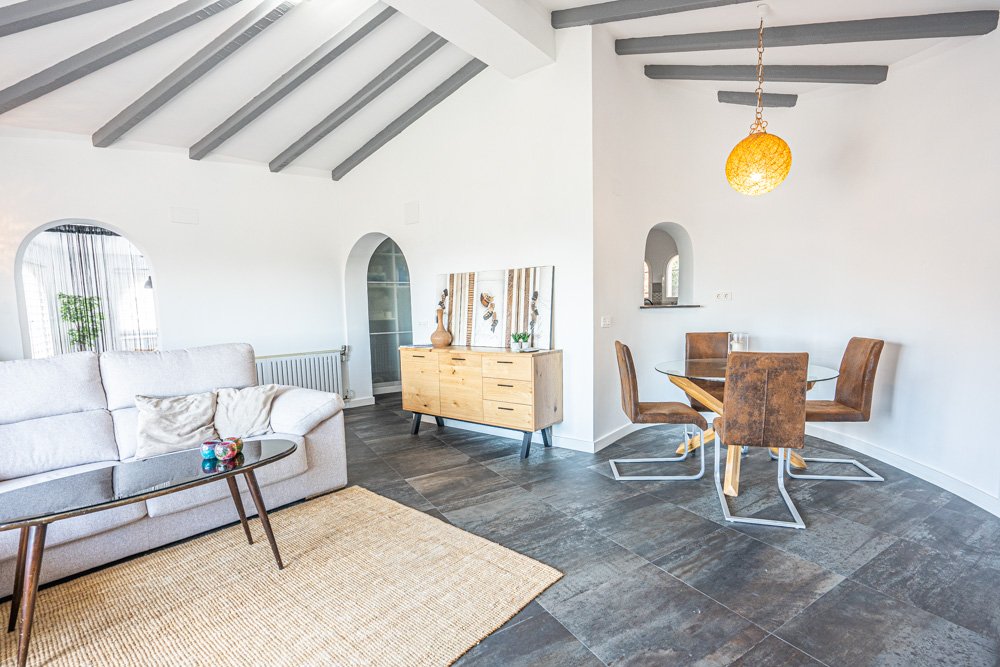 4223CAL Renovierte Villa mit Meerblick und gutem Mietpotenzial zum Verkauf nahe dem Zentrum von Calpe