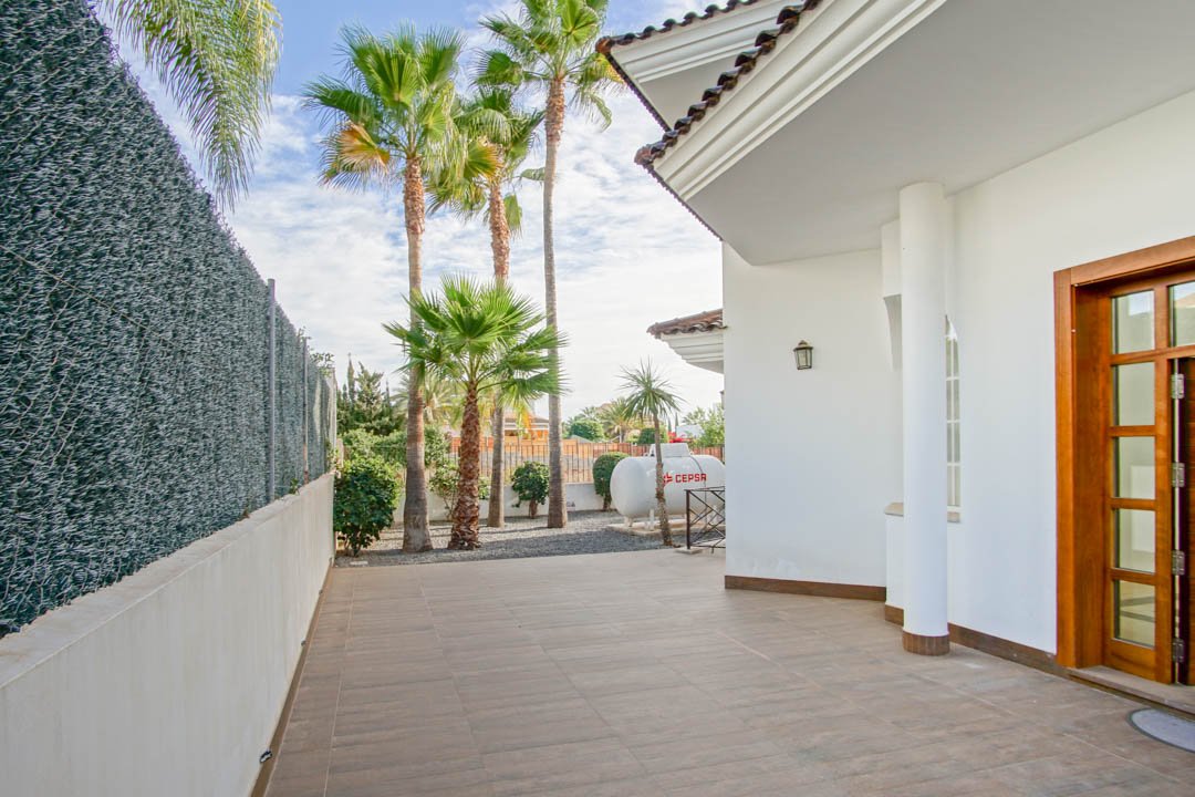 7030ALF Neue architektonische Villa im Kolonialstil zu verkaufen in Alfaz del Pi Alicante