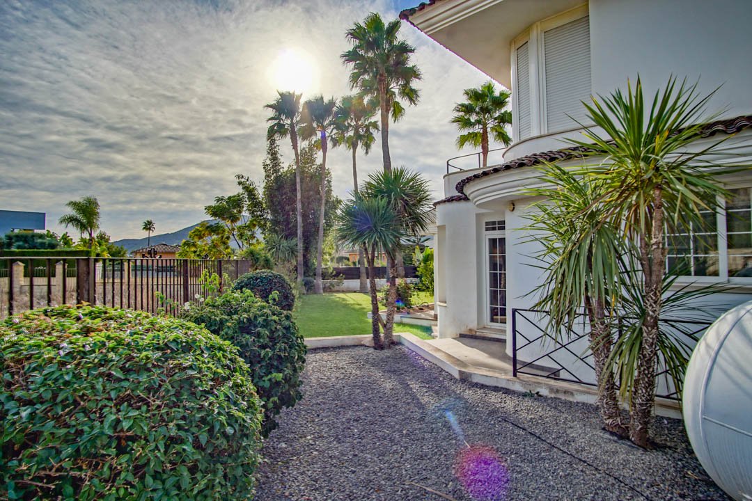 7030ALF Neue architektonische Villa im Kolonialstil zu verkaufen in Alfaz del Pi Alicante