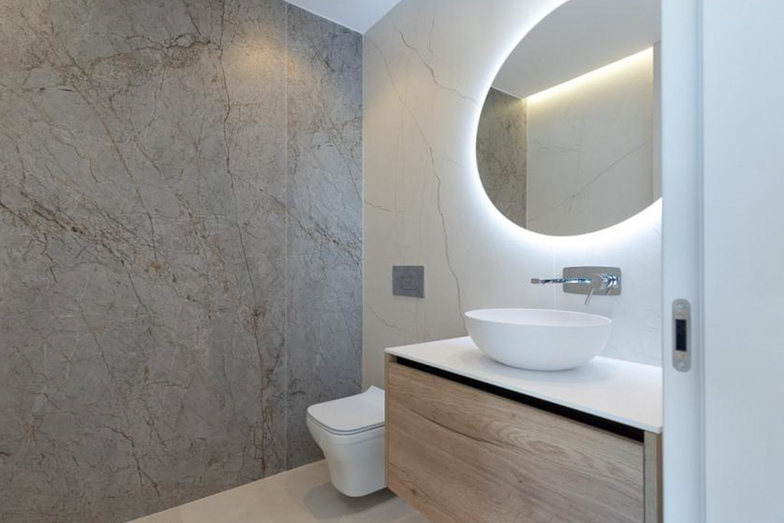 8244BEN Duplex-Wohnung in erster Meereslinie mit direktem Meerblick zum Verkauf in Benidorm.