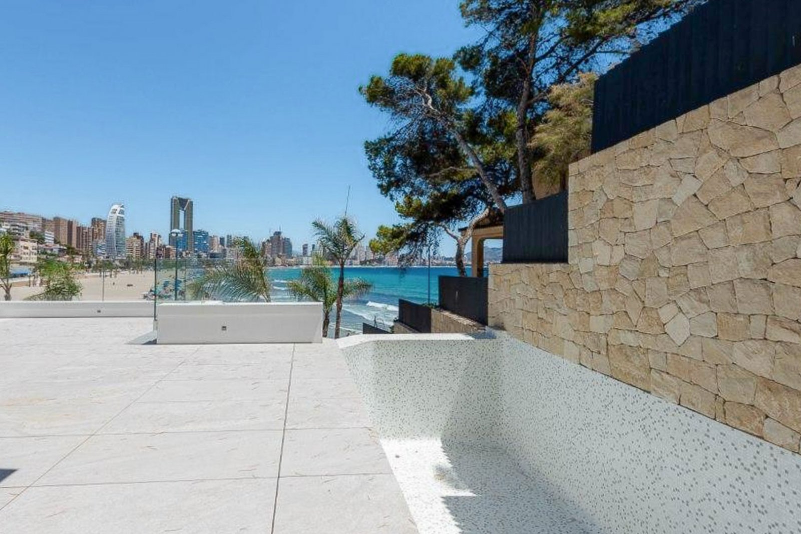 8244BEN Duplex-Wohnung in erster Meereslinie mit direktem Meerblick zum Verkauf in Benidorm.