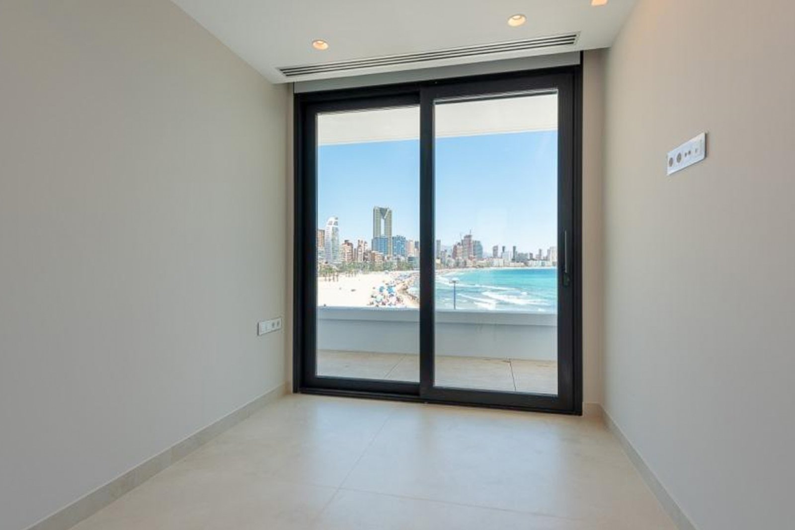 8244BEN Duplex-Wohnung in erster Meereslinie mit direktem Meerblick zum Verkauf in Benidorm.