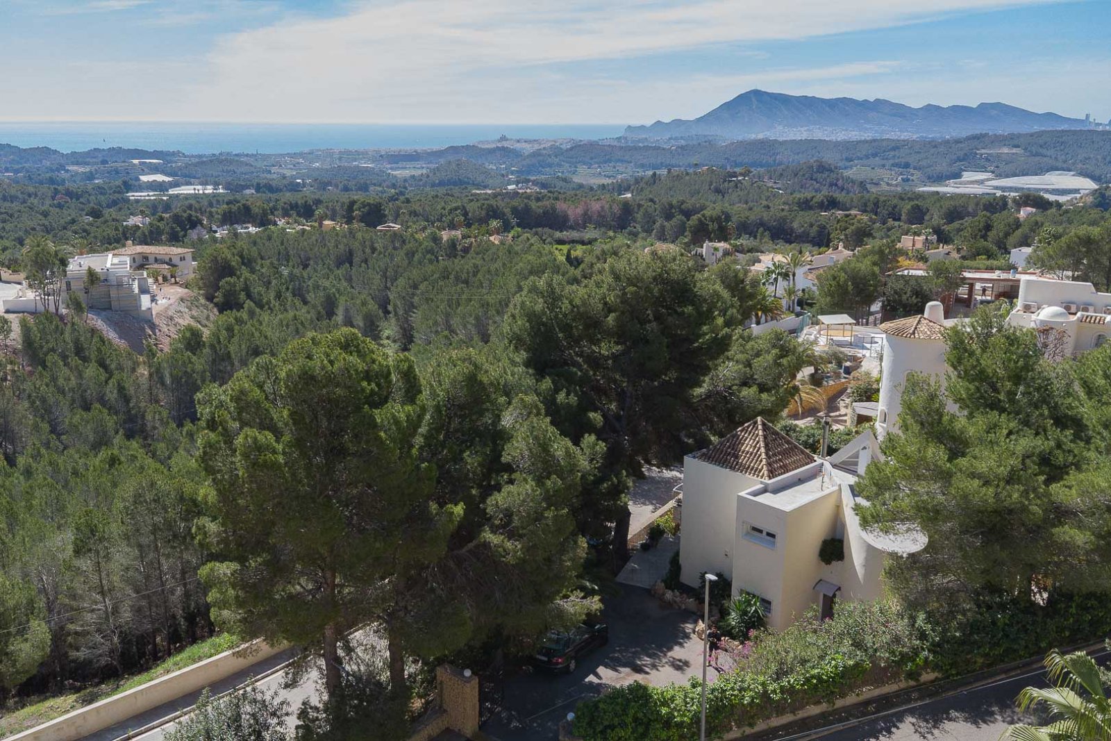 8256ALT Mediterrane Villa mit Teilblick auf das Meer und die Berge zum Verkauf in Altea.