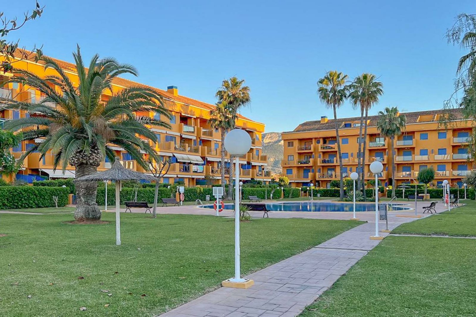 8269DEN Duplex-Penthouse mit Terrasse und teilweisem Meerblick zu verkaufen in Las Marina, Denia.