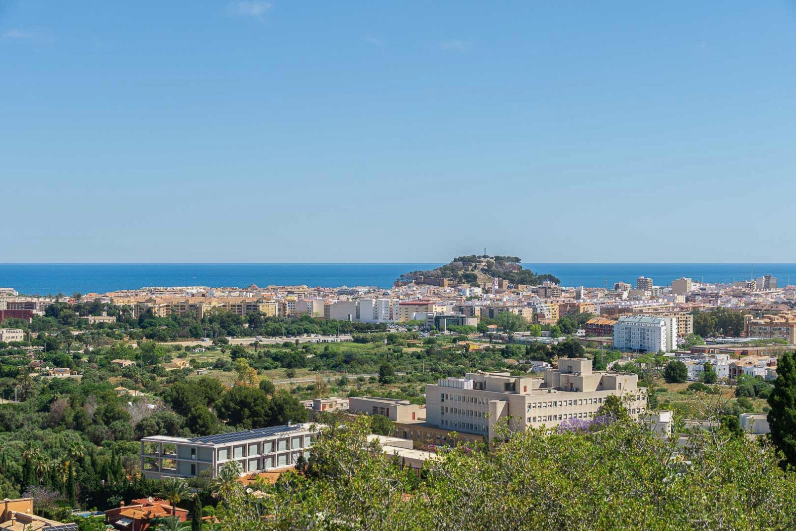 8273DEN Villenprojekt im ibizenkischen Stil mit Pool zu verkaufen, ganz in der Nähe des Strandes.