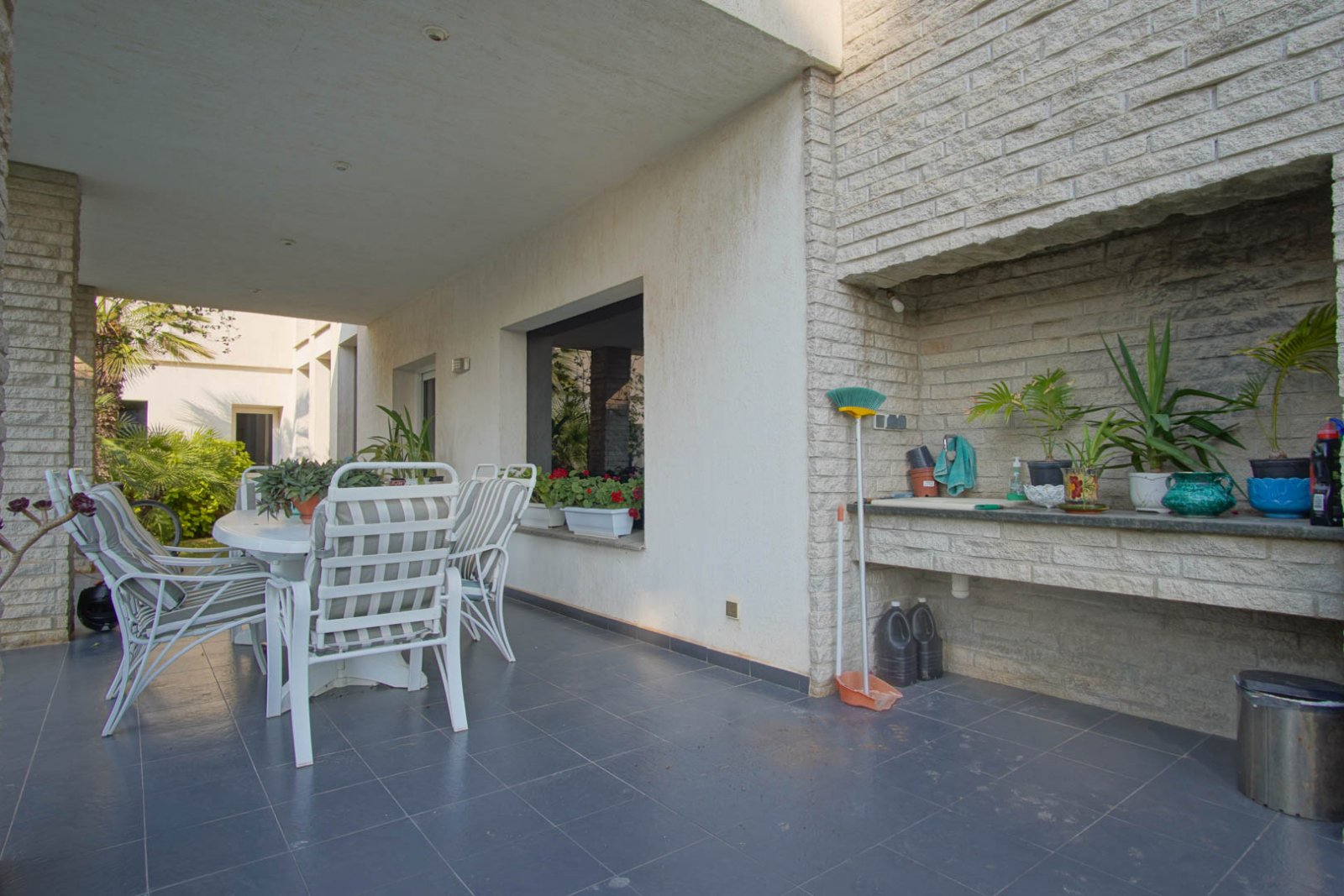 C3XY8287DEN Villa mit Pool zum Verkauf in Denia, mit teilweisem Blick auf die Berge und die Burg.