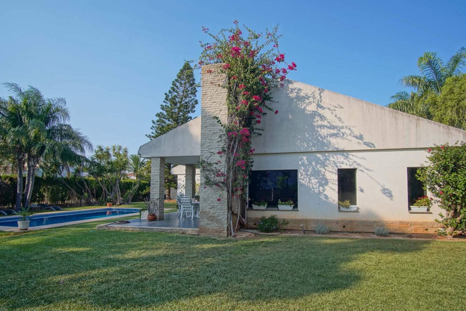 C3XY8287DEN Villa mit Pool zum Verkauf in Denia, mit teilweisem Blick auf die Berge und die Burg.