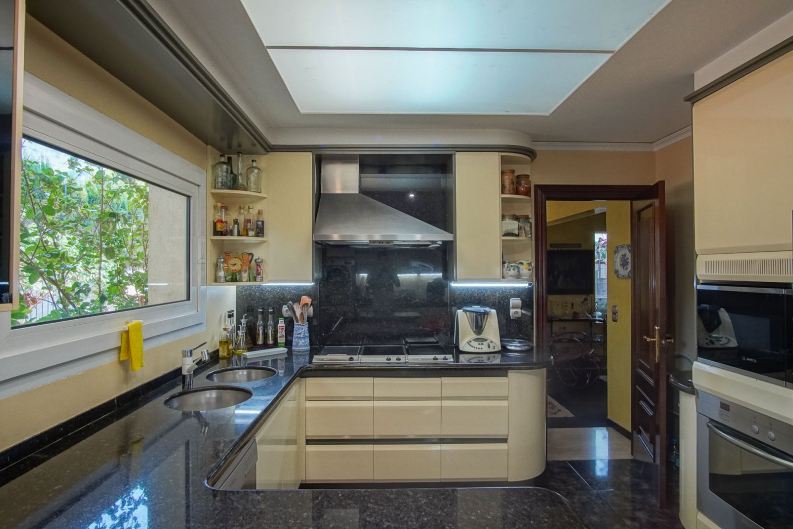 C3XY8287DEN Villa mit Pool zum Verkauf in Denia, mit teilweisem Blick auf die Berge und die Burg.