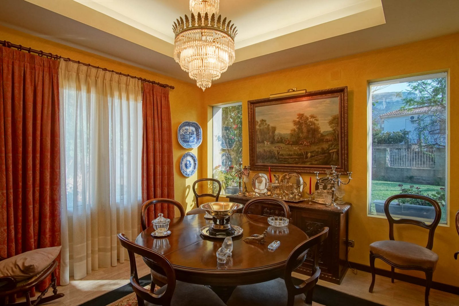 C3XY8287DEN Villa mit Pool zum Verkauf in Denia, mit teilweisem Blick auf die Berge und die Burg.