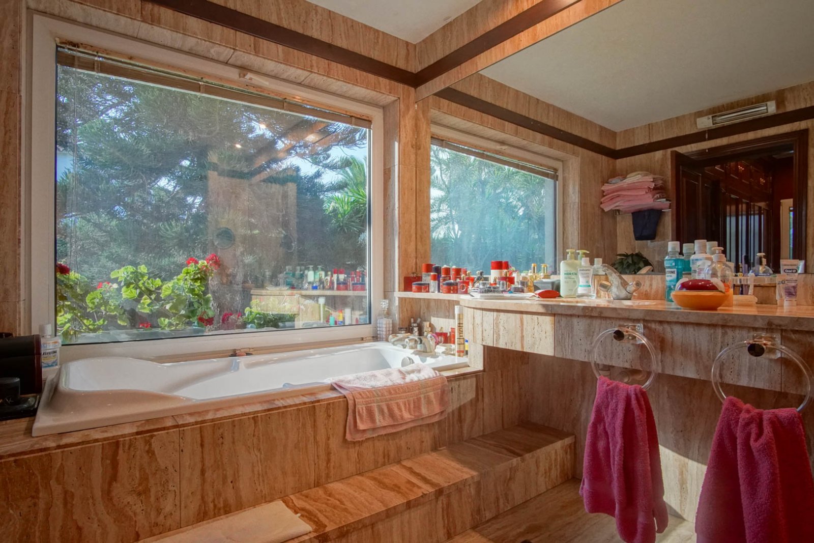 C3XY8287DEN Villa mit Pool zum Verkauf in Denia, mit teilweisem Blick auf die Berge und die Burg.