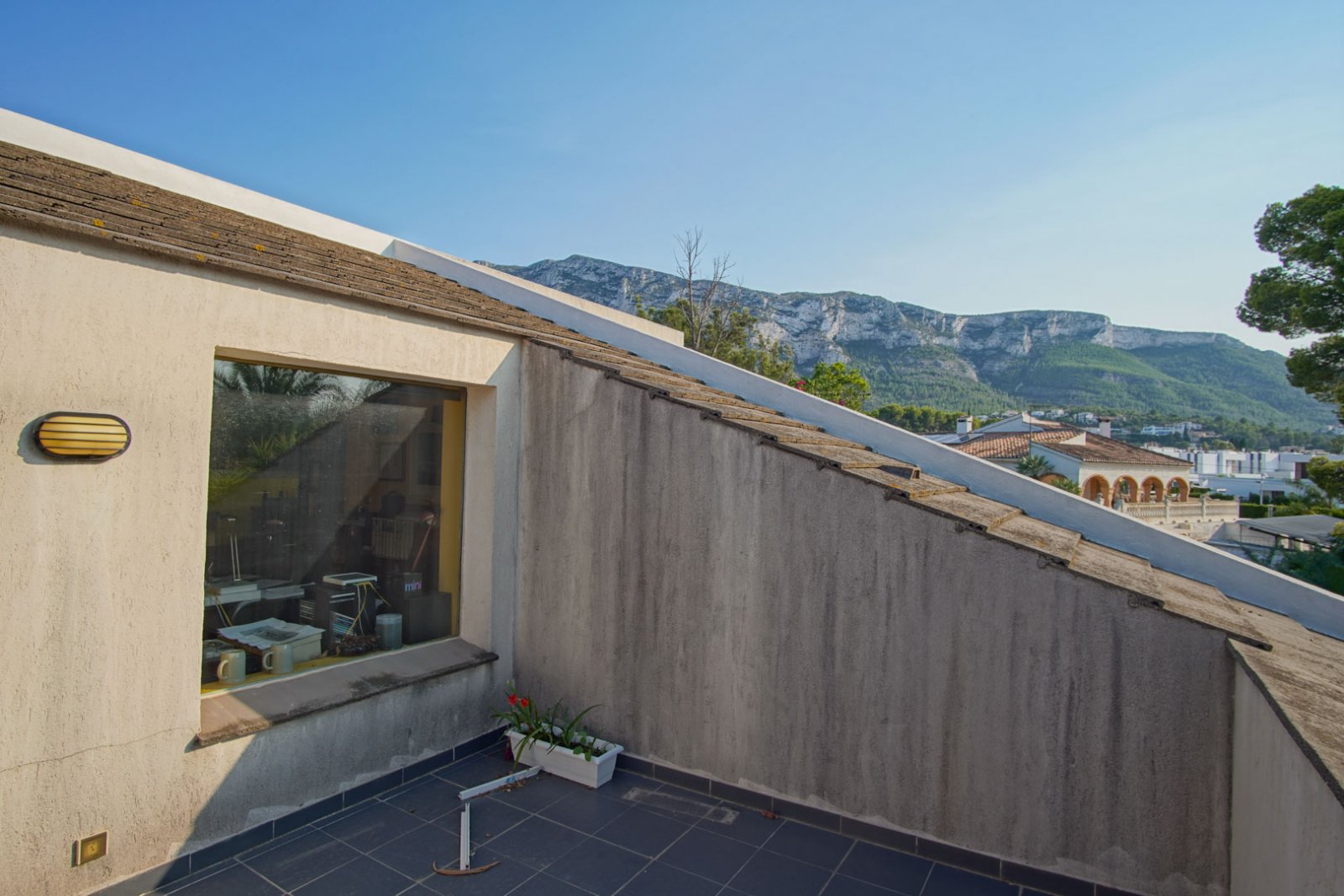 C3XY8287DEN Villa mit Pool zum Verkauf in Denia, mit teilweisem Blick auf die Berge und die Burg.