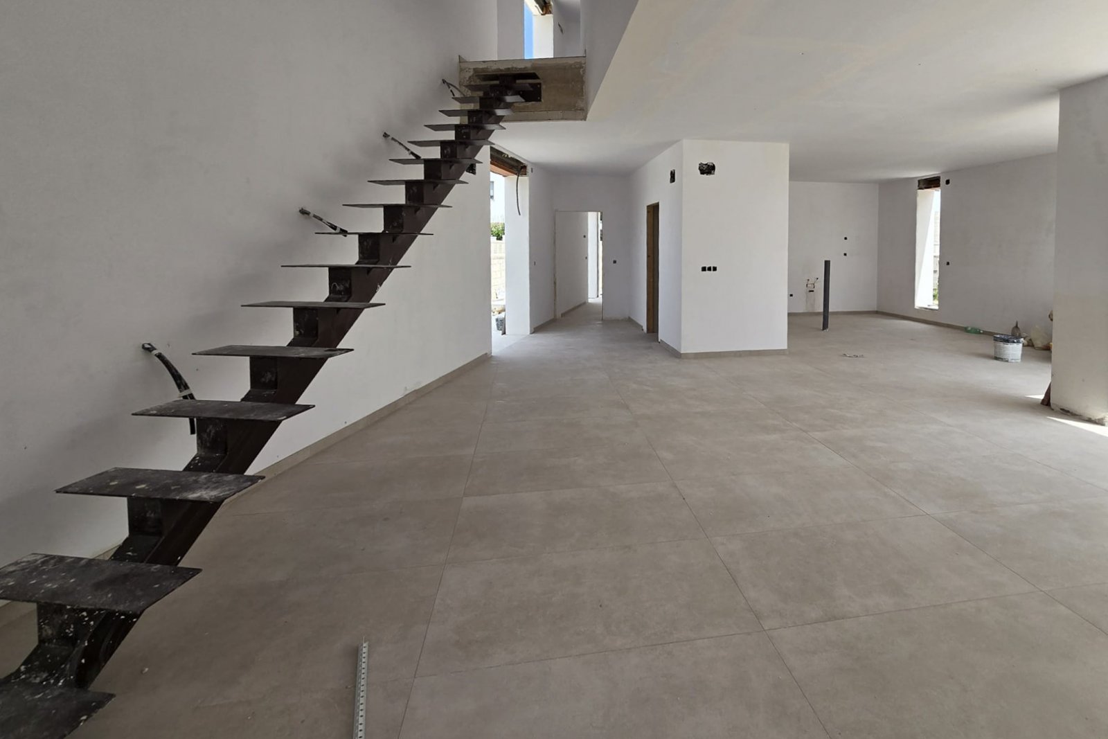 8288VER Moderne Villa im Bau in Meeresnähe zum Verkauf in Vergel.