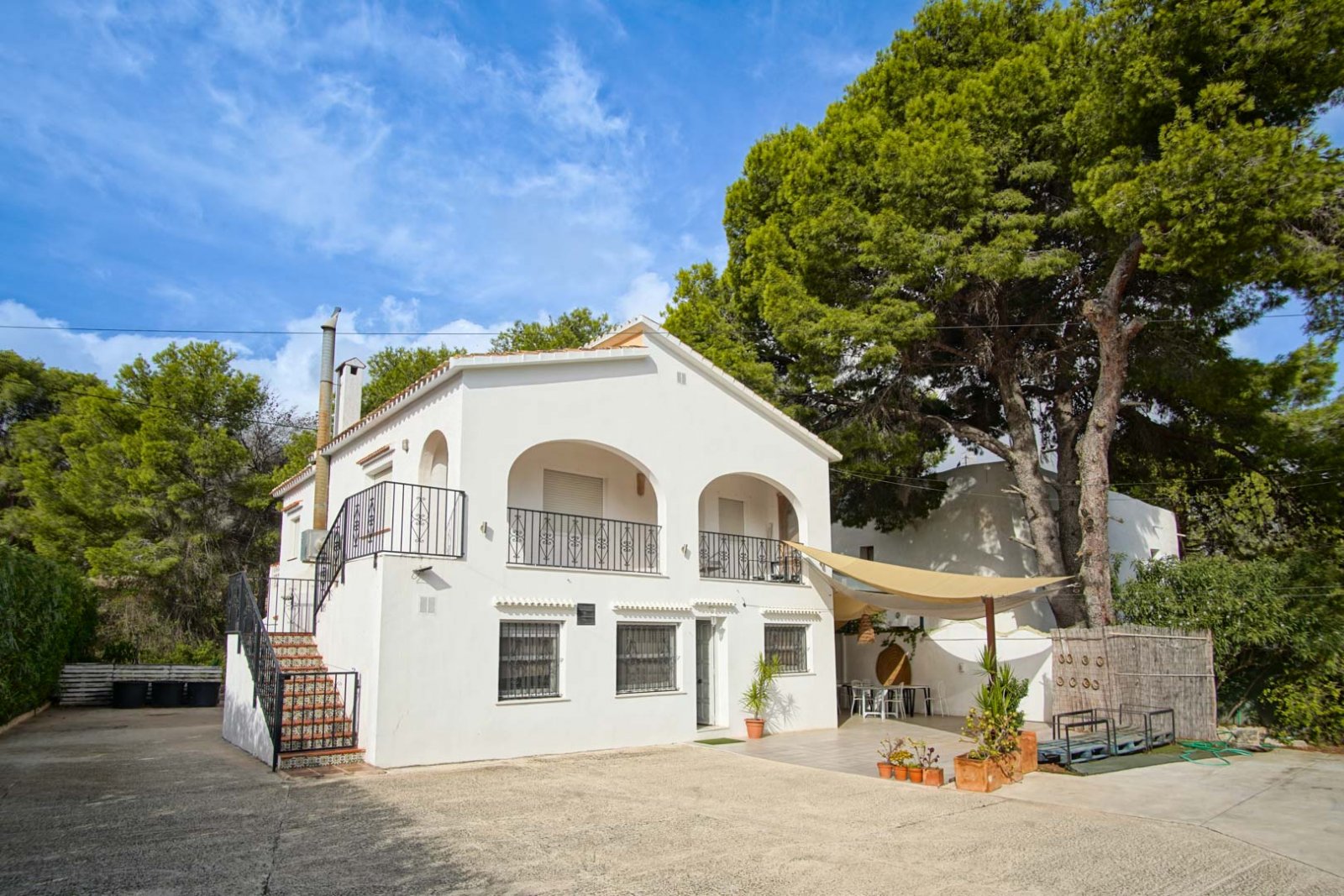8293DEN Villa und Geschäft mit teilweisem Meerblick zu verkaufen in Las Rotas, Denia.