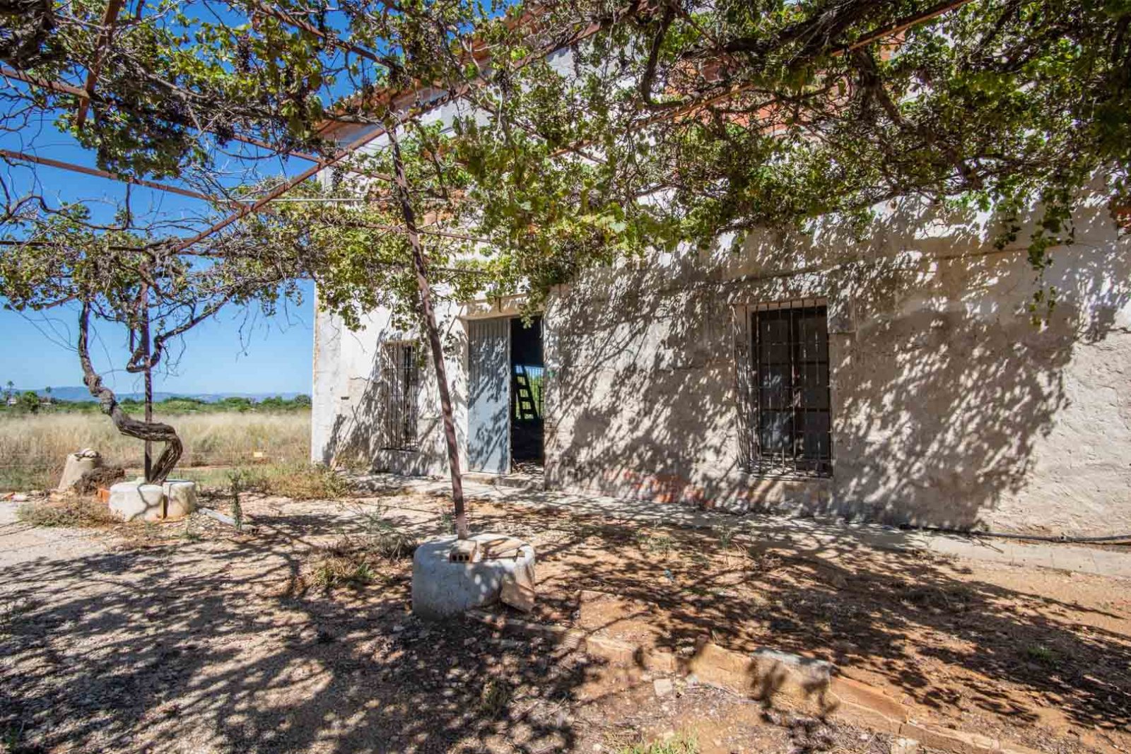 C3XY8296DEN Landhaus zum Renovieren mit großem Grundstück in Denia zu verkaufen.