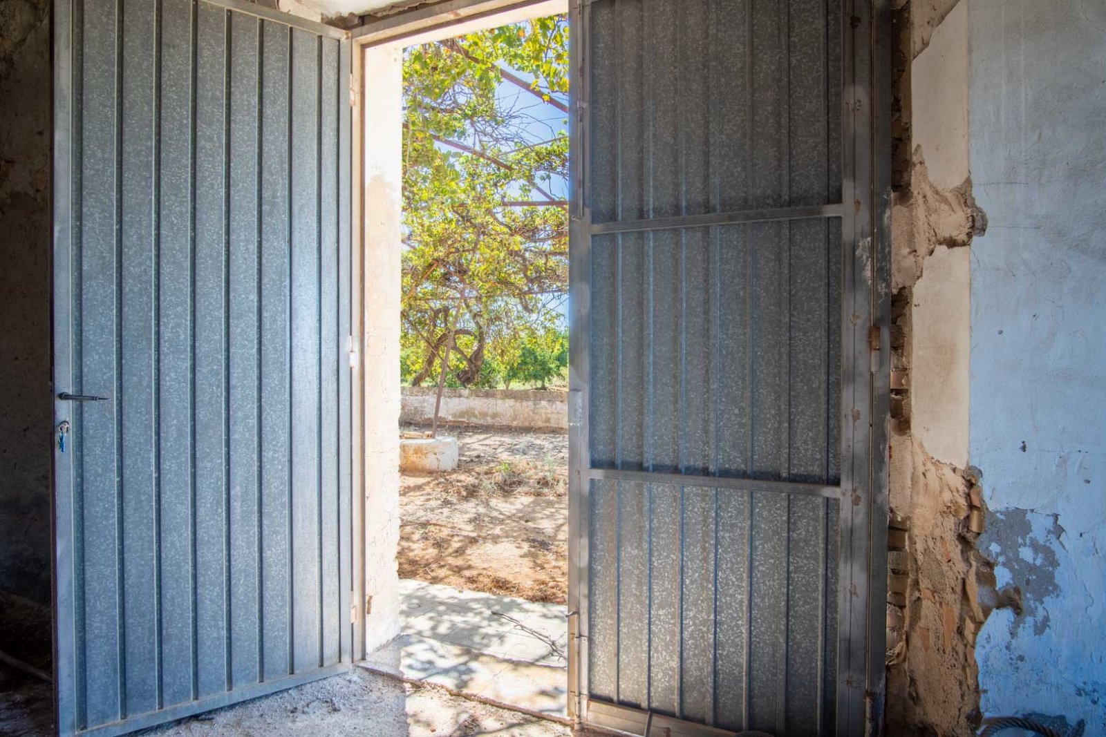 C3XY8296DEN Landhaus zum Renovieren mit großem Grundstück in Denia zu verkaufen.