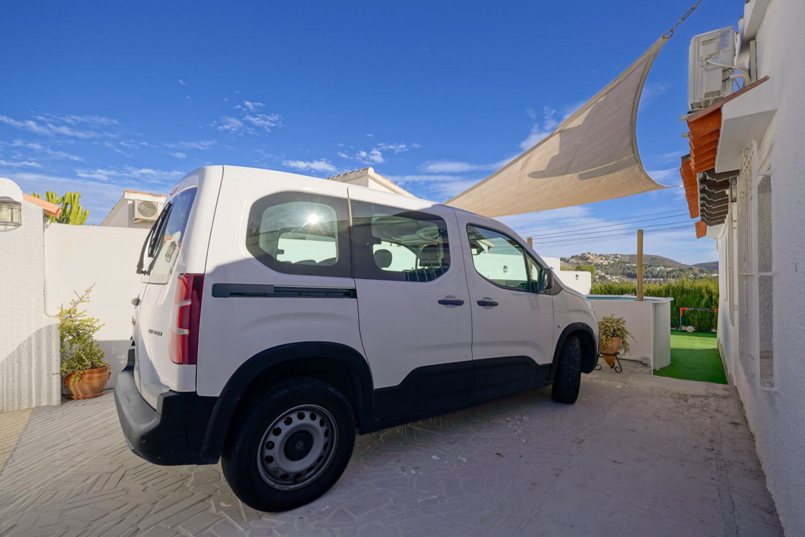 C3XY8323MOR Freistehende Villa mit Pool und Meerblick in Moraira zu verkaufen.