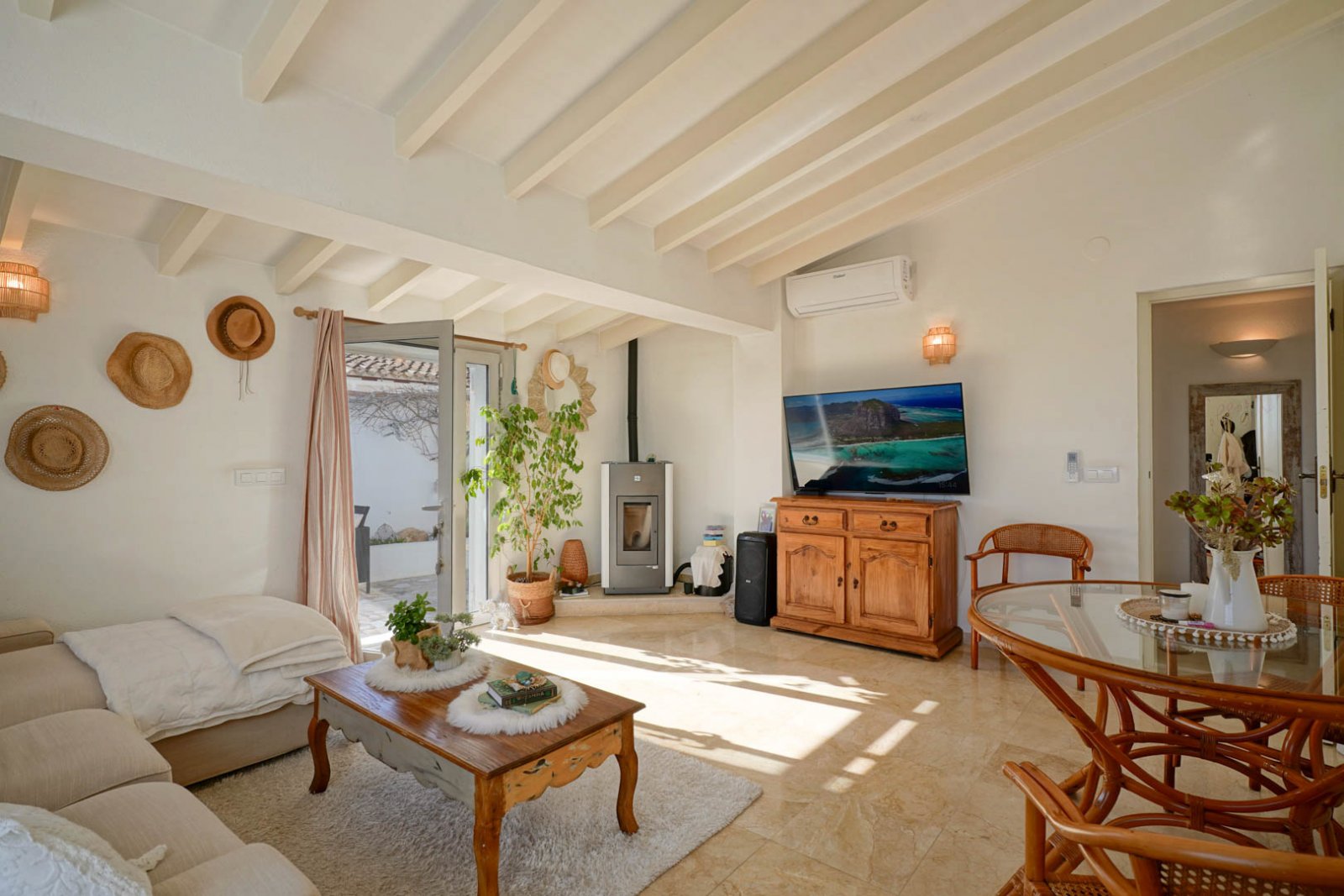 C3XY8323MOR Freistehende Villa mit Pool und Meerblick in Moraira zu verkaufen.