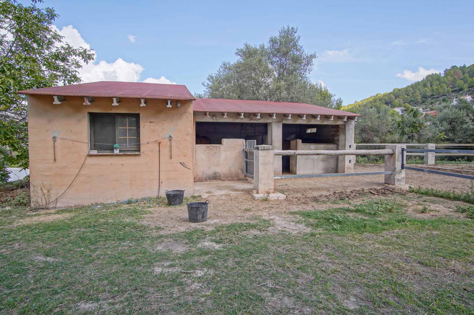 C3XY8197ORB Großer Bauernhof mit viel Land und Stall zum Verkauf in Orba