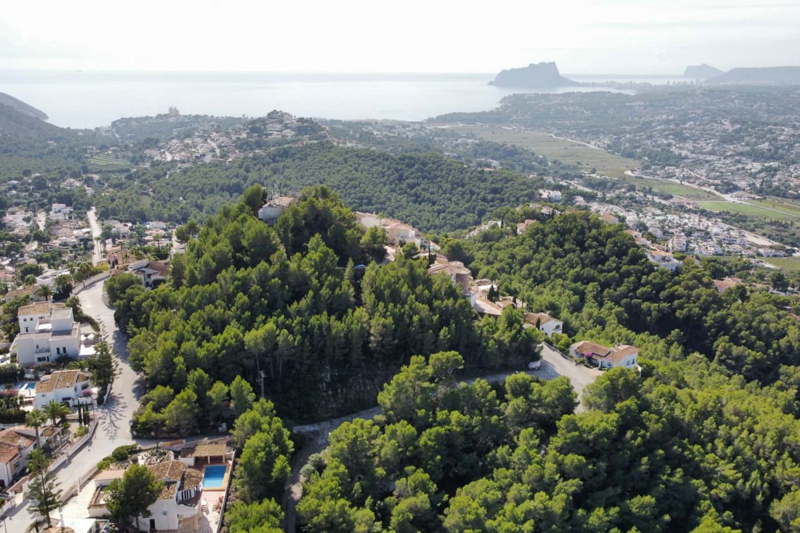8243MOR Stadtgrundstück mit Panoramablick auf die Berge zum Verkauf in Moraira.