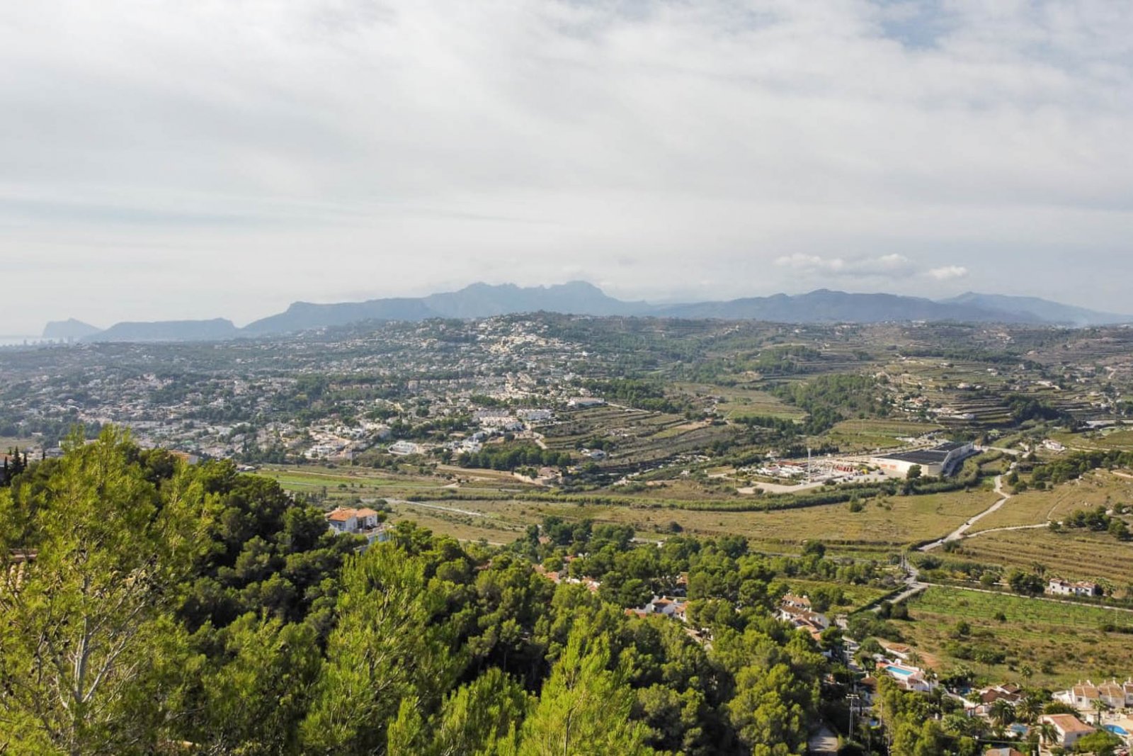 8243MOR Stadtgrundstück mit Panoramablick auf die Berge zum Verkauf in Moraira.