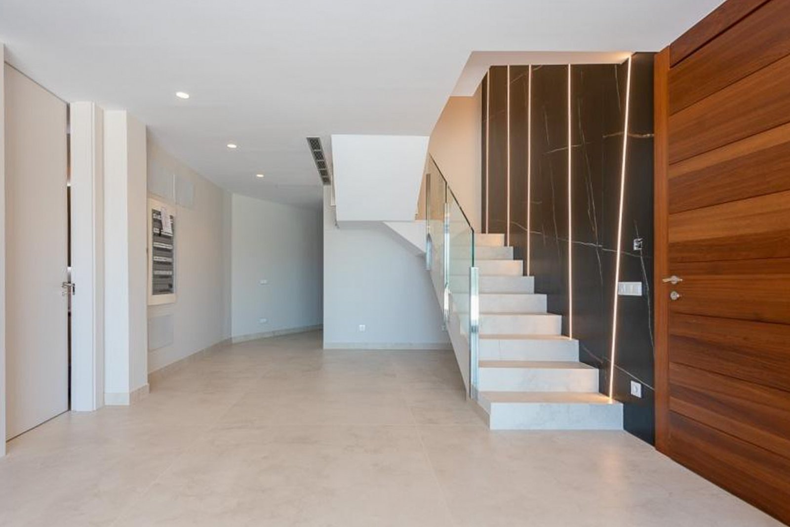 8244BEN Duplex-Wohnung in erster Meereslinie mit direktem Meerblick zum Verkauf in Benidorm.