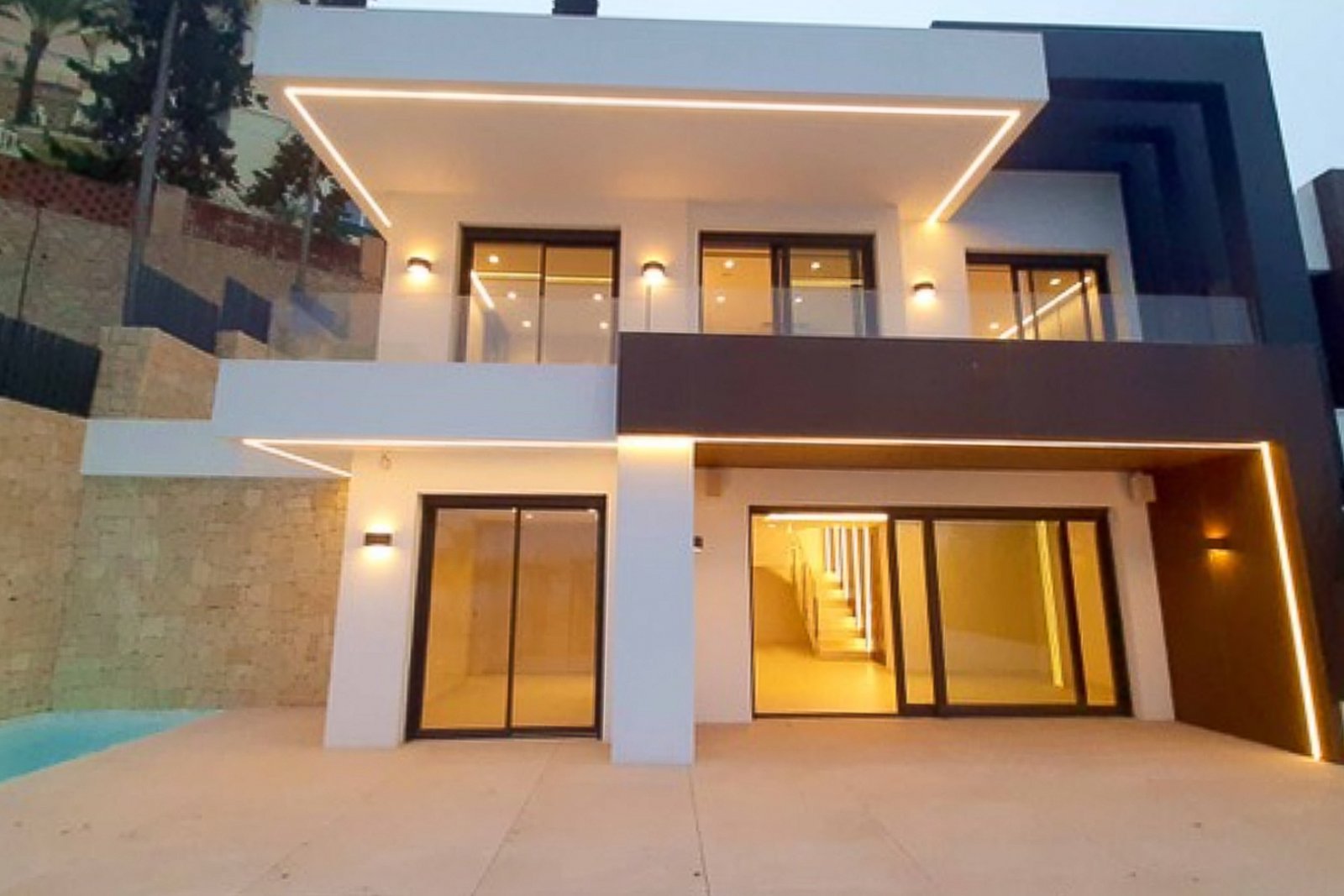 8244BEN Duplex-Wohnung in erster Meereslinie mit direktem Meerblick zum Verkauf in Benidorm.