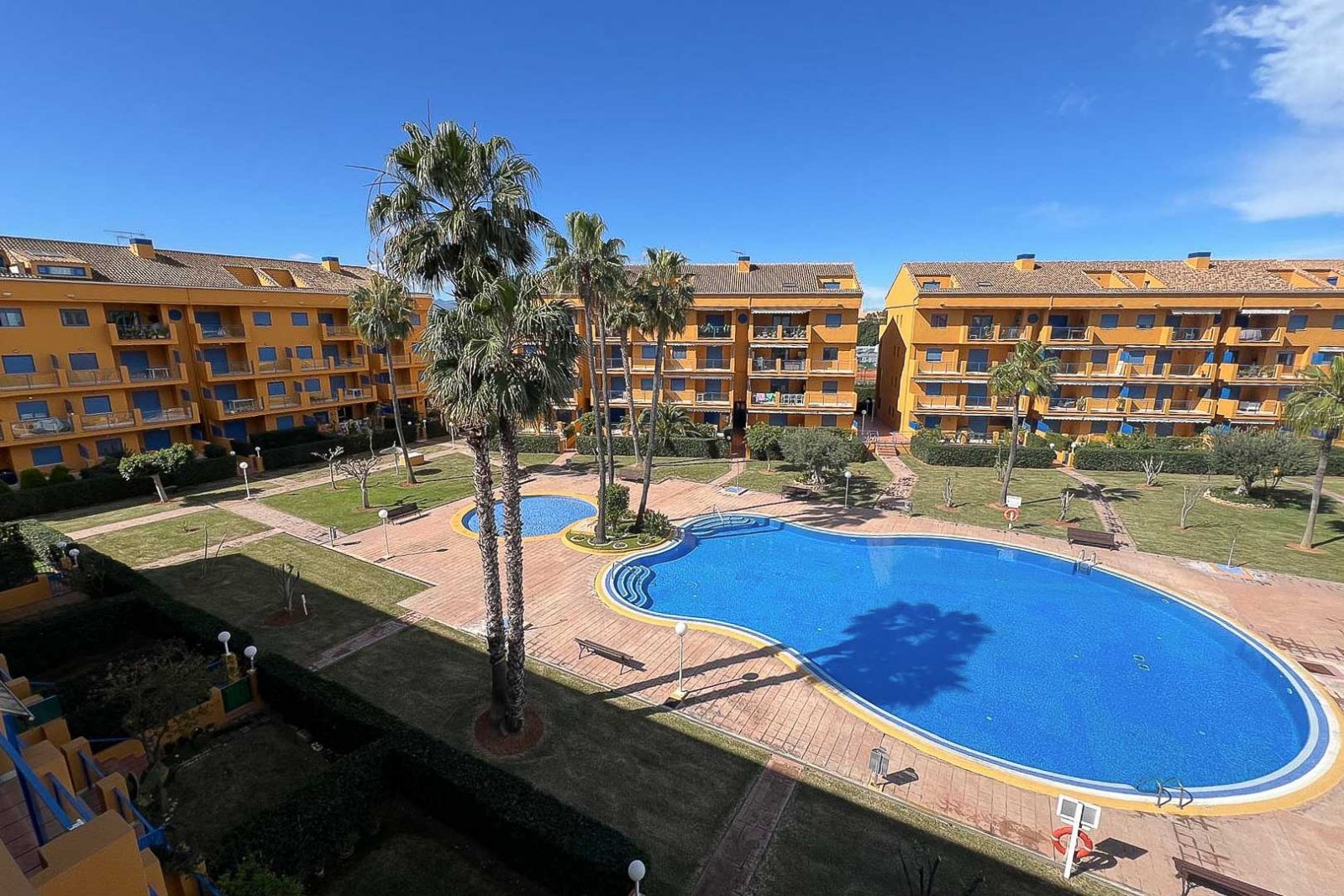 8269DEN Duplex-Penthouse mit Terrasse und teilweisem Meerblick zu verkaufen in Las Marina, Denia.