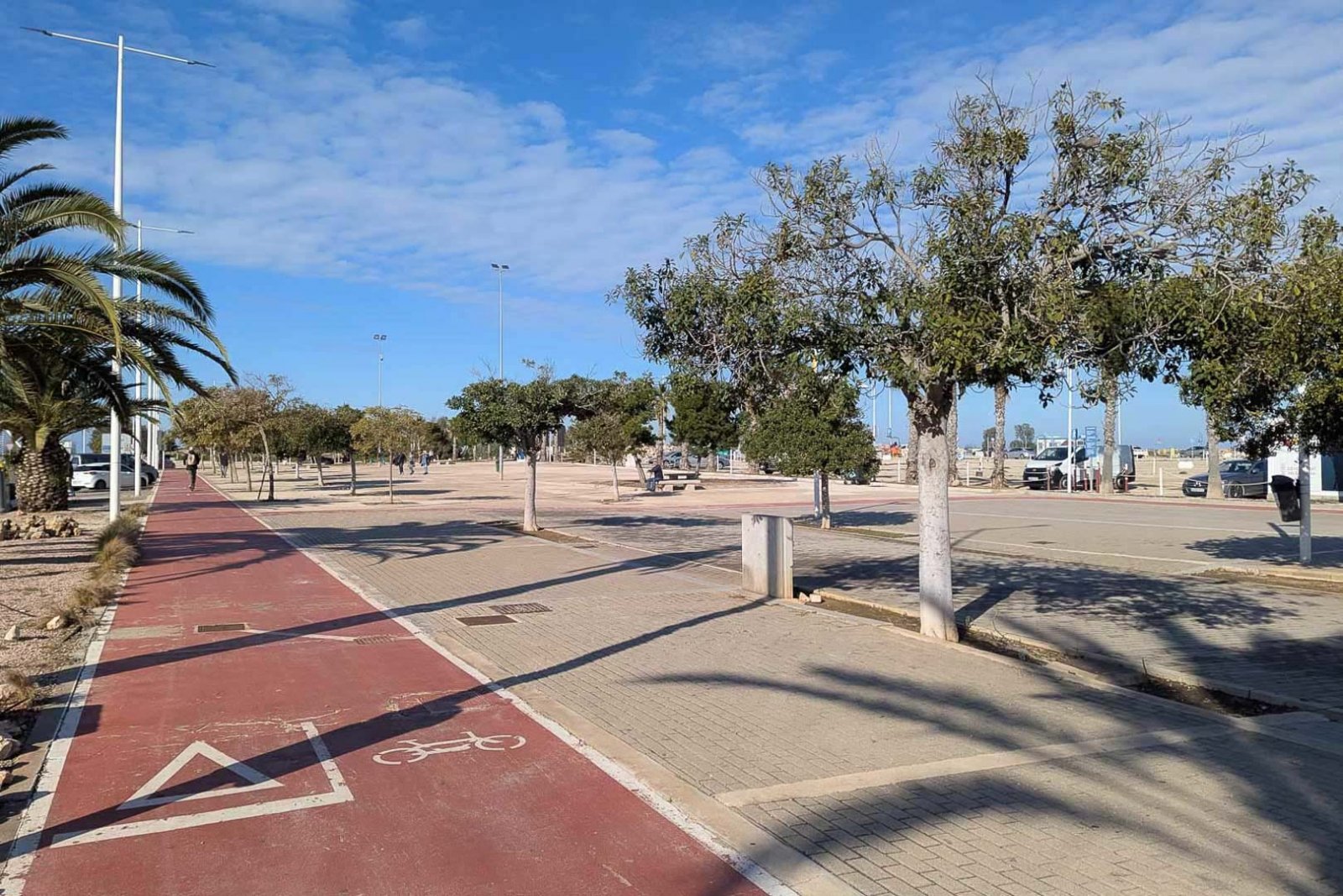 8273DEN Villenprojekt im ibizenkischen Stil mit Pool zu verkaufen, ganz in der Nähe des Strandes.