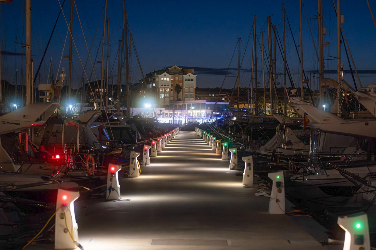 8273DEN Villenprojekt im ibizenkischen Stil mit Pool zu verkaufen, ganz in der Nähe des Strandes.