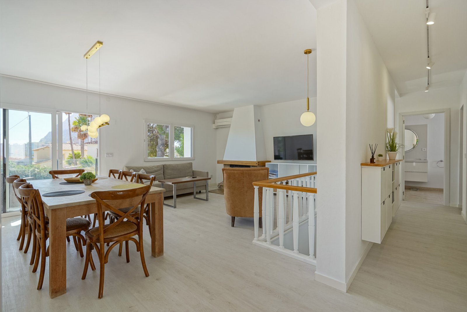 C3XY4574CAL Renovierte Villa mit 5 Schlafzimmern zu verkaufen, 500 m vom Strand und Zentrum von Calpe entfernt