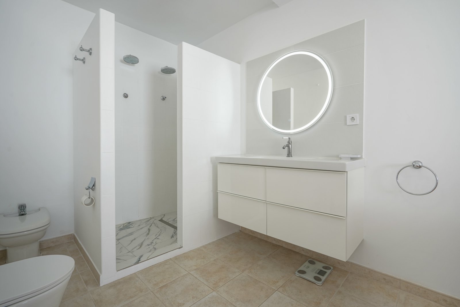 C3XY4574CAL Renovierte Villa mit 5 Schlafzimmern zu verkaufen, 500 m vom Strand und Zentrum von Calpe entfernt