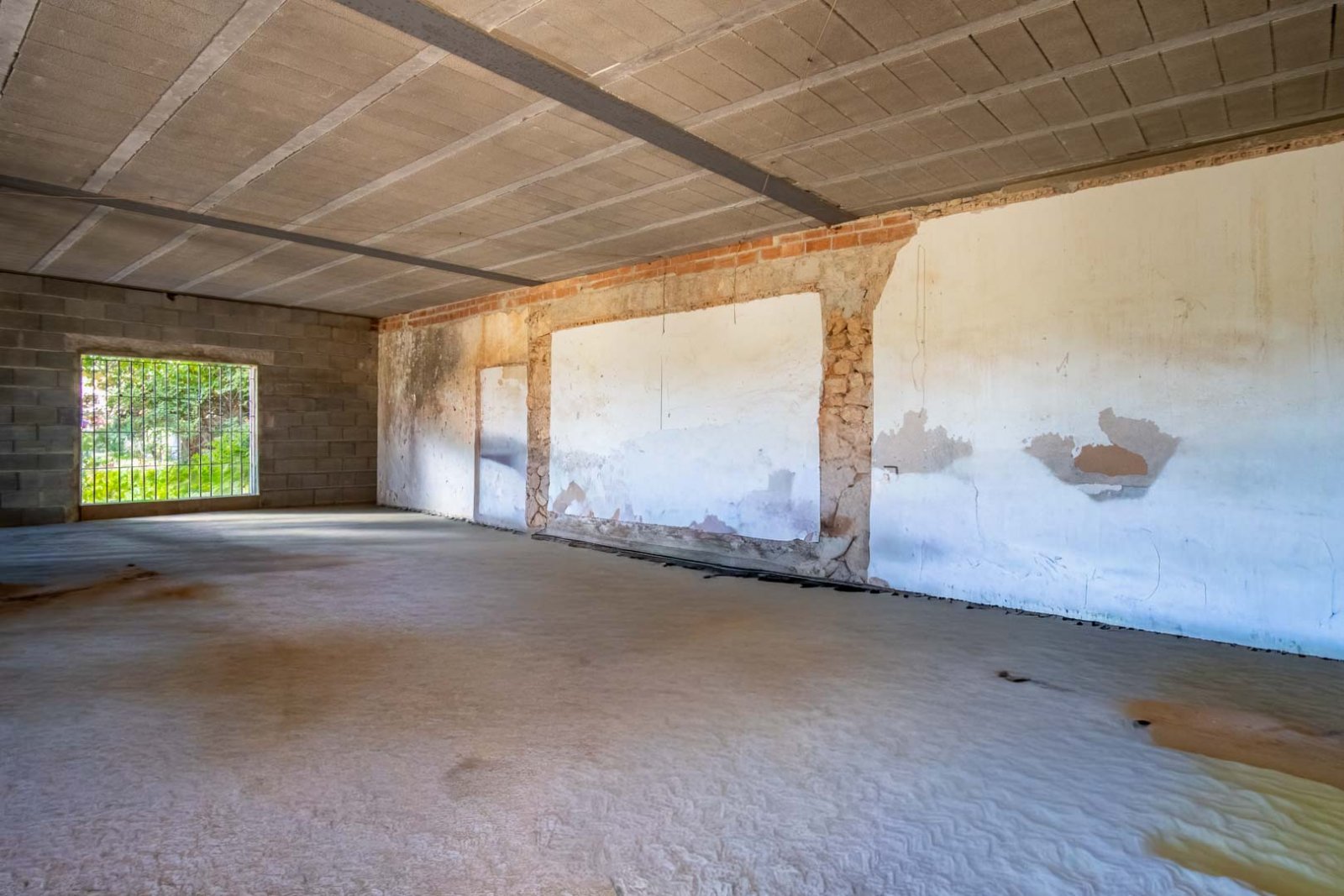 C3XY8296DEN Landhaus zum Renovieren mit großem Grundstück in Denia zu verkaufen.